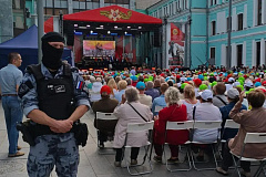 Сотрудники спецподразделения Росгвардии обеспечили безопасность патриотической акции на Белорусском вокзале в Москве 
