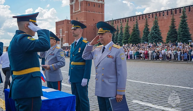 На Красной площади состоялась торжественная церемония вручения дипломов выпускникам двух вузов МЧС России