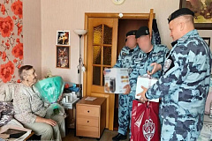 В Москве сотрудники ОМОН «Авангард» Росгвардии поздравили участницу Великой Отечественной войны и труженицу тыла со 101-м днём рождения