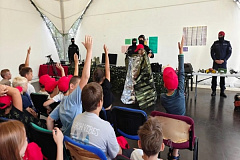 Столичные росгвардейцы провели занятие для школьников на Поклонной горе